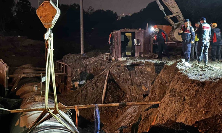 Kritik Açıklama: Sakarya Arifiye'de göçük altında kalan işçi kurtarıldı, hastaneye sevk edildi | İşte Tüm Ayrı
