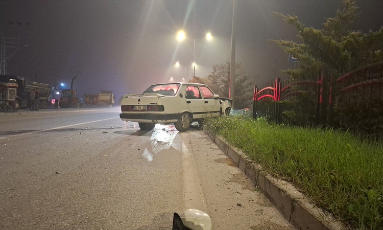 Kritik Açıklama: Samsun Bafra'da bariyerlere çarpan otomobilin sürücüsü hastaneye kaldırıldı: Gelişmeler Takip