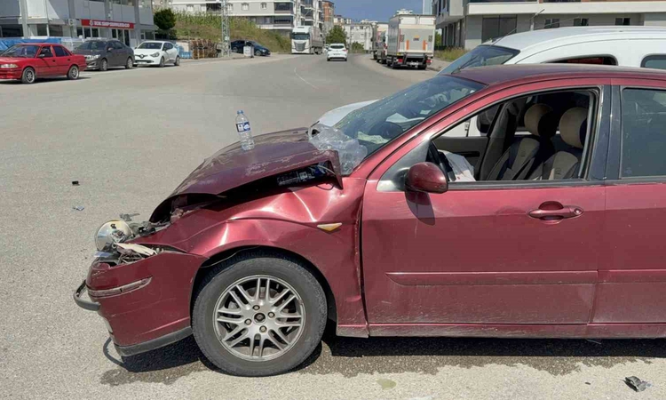 Kritik Açıklama: Samsun İlkadım'da otomobil ile hafif ticari araç çarpıştı, 2 kişi yaralandı.