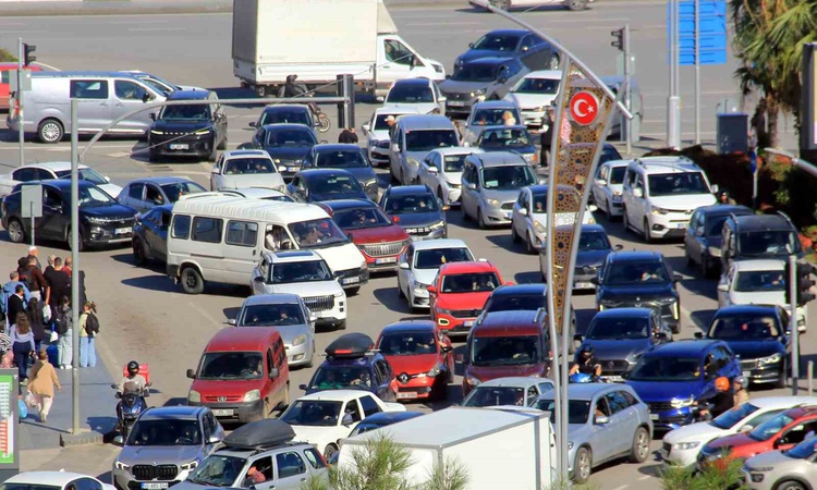 Kritik Açıklama: Samsun'da trafiğe kayıtlı taşıt sayısı bir ayda 2 bin 845 artışla 561 bin 782 oldu ve Merak E