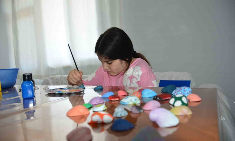 Kritik Açıklama: Samsunlu minik Elif Zehra, deniz kabuklarını sanat eserine dönüştürüyor ve Merak Edilenler