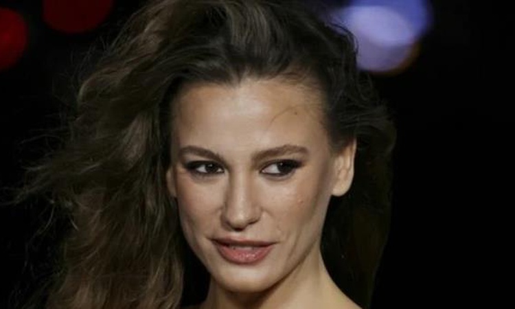 Kritik Açıklama: Serenay Sarıkaya kimdir? Serenay Sarıkaya kaç yaşında, nereli?: Gelişmeler Takip Ediliyor