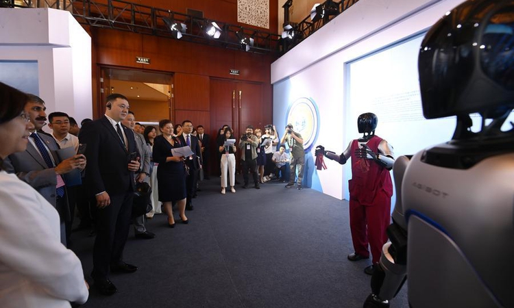 Kritik Açıklama: Shanghai İşbirliği Örgütü'nün Beijing'de açtığı temel eğitim merkezinde yapay zeka odaklı işb