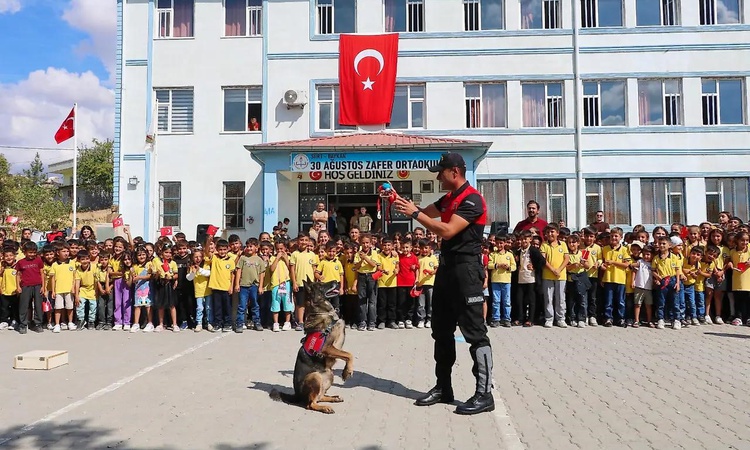 Kritik Açıklama: Siirt Baykan'da jandarma, 600 öğrenciye trafik ve siber güvenlik eğitimi verdi ve Merak Edile