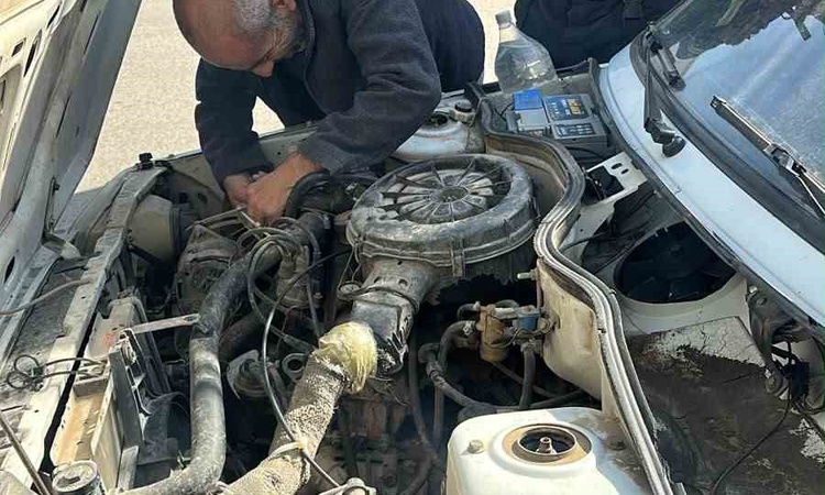 Kritik Açıklama: Siirt'te motoru dumanlanan araç alev aldı, itfaiye yangını söndürdü: Gelişmeler Takip Ediliyo