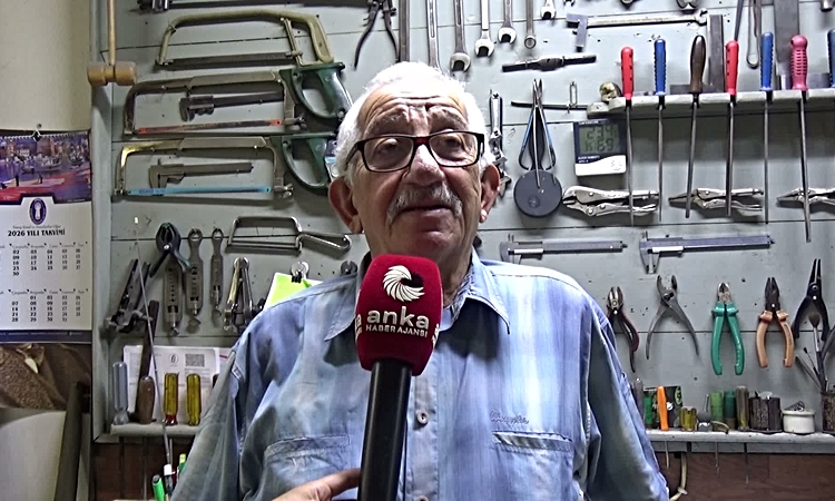 Kritik Açıklama: Sinop'ta 80 yaşındaki bıçak ustası Cengiz Özekes, aile mesleğini oğluyla sürdürüyor ve Merak