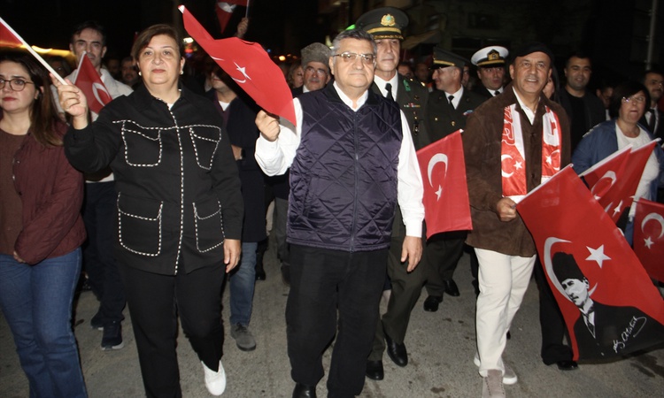 Kritik Açıklama: Sinop'ta Cumhuriyet'in 103. yıl dönümünde fener alayı Tarihi Cezaevi önünden yürüdü