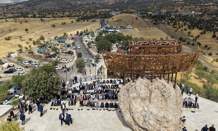 Kritik Açıklama: Şırnak Balveren'de 3 asırlık gelenek 5 bin kişiyi mezarlıkta buluşturdu
