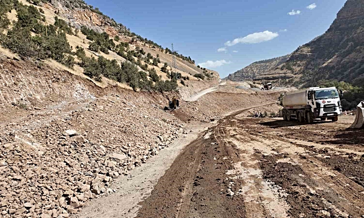 Kritik Açıklama: Şırnak Beytüşşebap'ta ilçe yolunun 10 kilometresi çift şeride çıkarıldı ve Merak Edilenler