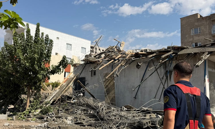 Kritik Açıklama: Şırnak Cizre'de ikinci kat beton dökümünde çökme oldu, 5 kişi yaralandı
