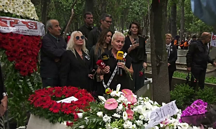 Kritik Açıklama: Tarık Akan ölümünün 10'uncu yılında törenlerle anıldı... "O çocuklara inandı; iyi bir eğitimi