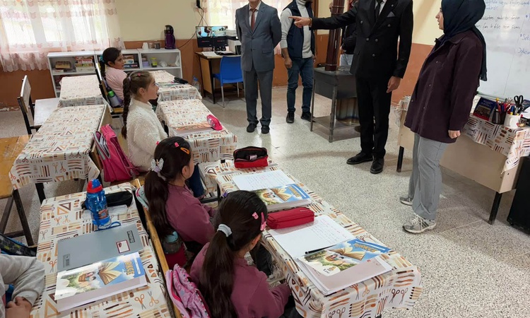 Kritik Açıklama: Taşlıçay Kaymakamı Kılıç, Balçiçek Köyü'ndeki okulda öğrencilere hediye verdi - Son Dakika Bi