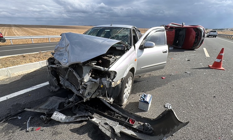 Kritik Açıklama: Tekirdağ Çorlu'da refüje çarpan otomobile çarpan araç takla attı, 4 kişi yaralandı ve Merak E