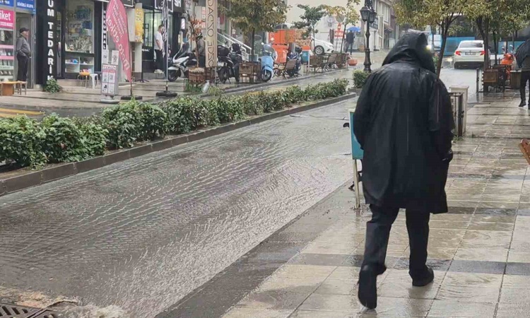 Kritik Açıklama: Tekirdağ Süleymanpaşa'da şiddetli sağanak yolları dereye çevirdi, hayatı etkiledi: Gelişmeler