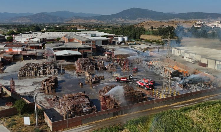Kritik Açıklama: Tire'deki kağıt fabrikası yangını kontrol altında - Son Dakika Bilgileri