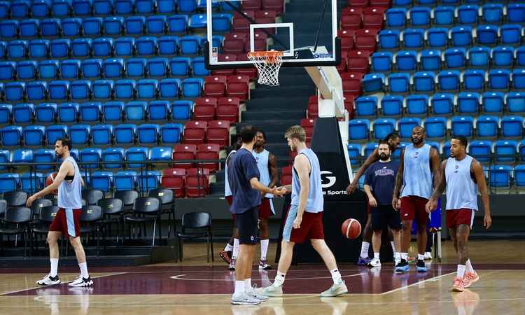 Kritik Açıklama: Trabzonspor başantrenörü Ernak, 11 yeni oyuncuyla lig ve Avrupa hedefini tüm detaylarıyla pay