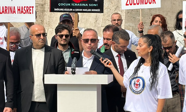 Kritik Açıklama: Türkiye Aile Hareketi, Ankara Ulus Meydanı'nda süresiz nafakayı protesto etti - Son Dakika Bi