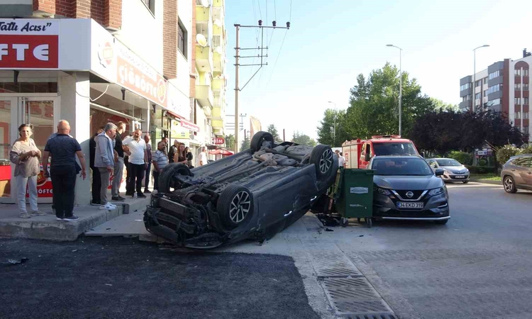 Kritik Açıklama: Üç araca çarpan otomobil takla attı, sürücü yara almadan kurtuldu - Son Dakika Bilgileri