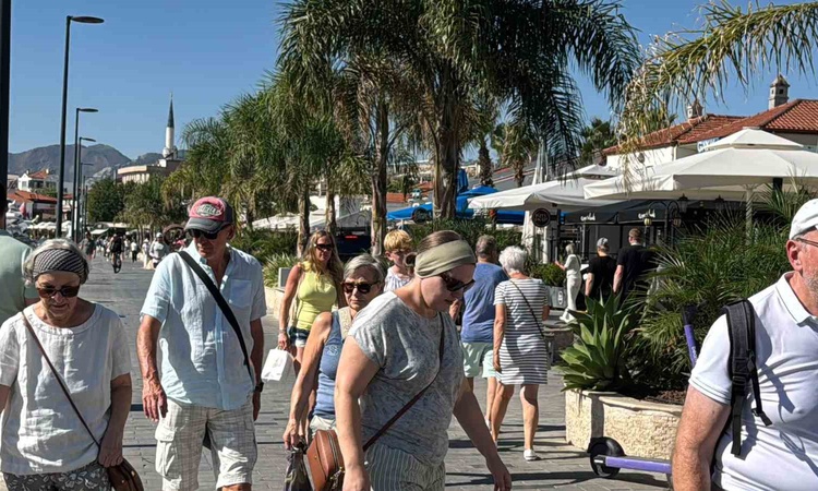 Kritik Açıklama: Üç kruvaziyer bu hafta Marmaris'e 9 bin 400 turist getirdi, kentte hareket oluştu