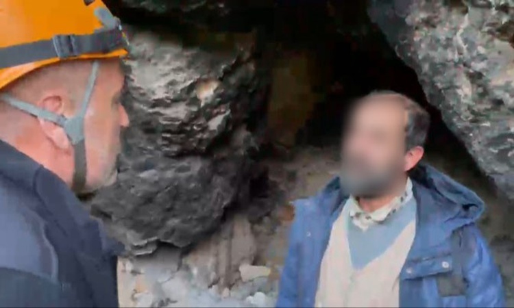 Kritik Açıklama: Uludağ'da mağaraya sığınan yaşlı adama dağcılar battaniye ve yiyecek ulaştırdı ve Merak Edile