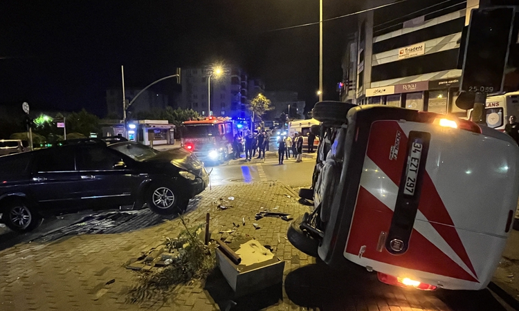 Kritik Açıklama: Üsküdar'da iki aracın karıştığı kazada 1 kişi yaralandı ve Merak Edilenler