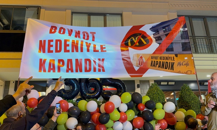 Kritik Açıklama: Üsküdar'da McDonald's eylemi 365. gününde sürdü, zabıtalar şubeye 3 gün süre verdi - Son Daki