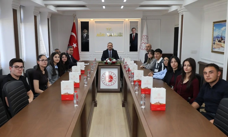 Kritik Açıklama: Vali Bozkurt YKS’de İlk 10 Bine Giren Ağrılı Öğrencilerle Bir Araya Geldi