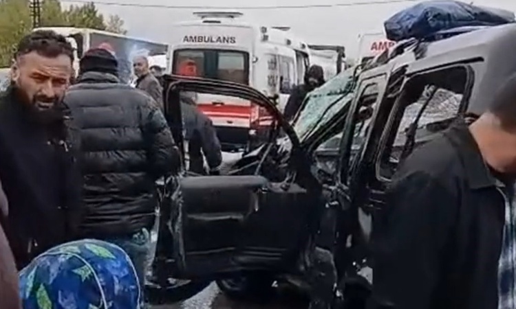Kritik Açıklama: Van Muradiye'de tırla hafif ticari araç çarpıştı, 2 kişi yaralandı