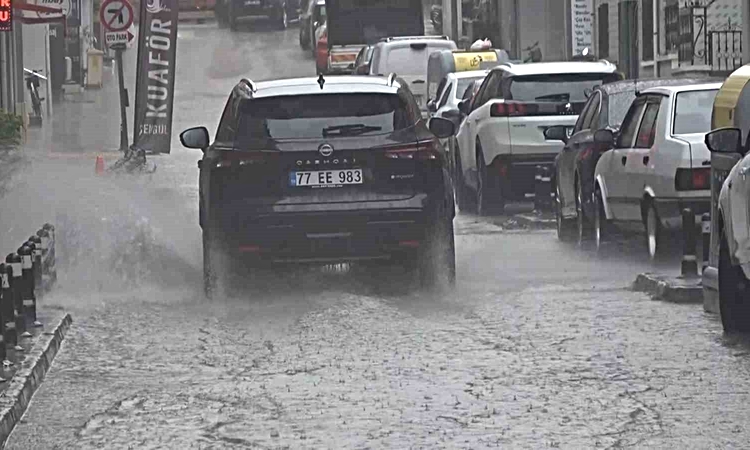 Kritik Açıklama: Yalova'da sağanak su birikintileri oluşturdu, Meteoroloji kuvvetli yağış için uyardı