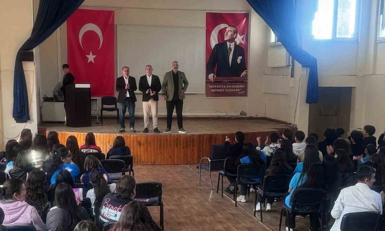 Kritik Açıklama: Yazar Mehmet Karayiğit Yalıkavak'taki okullarda öğrencilerle söyleşi yaptı: Gelişmeler Takip