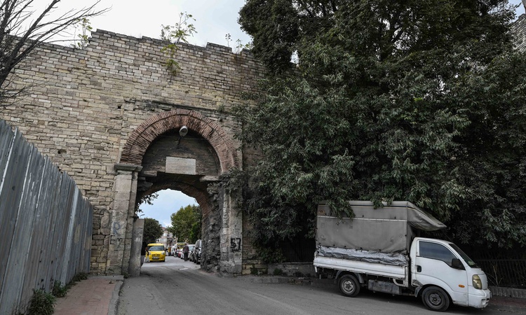 Kritik Açıklama: Yedikule Kapısı Bizans ve Osmanlı izlerini Sultan 3. Ahmed onarım kitabesiyle taşıyor