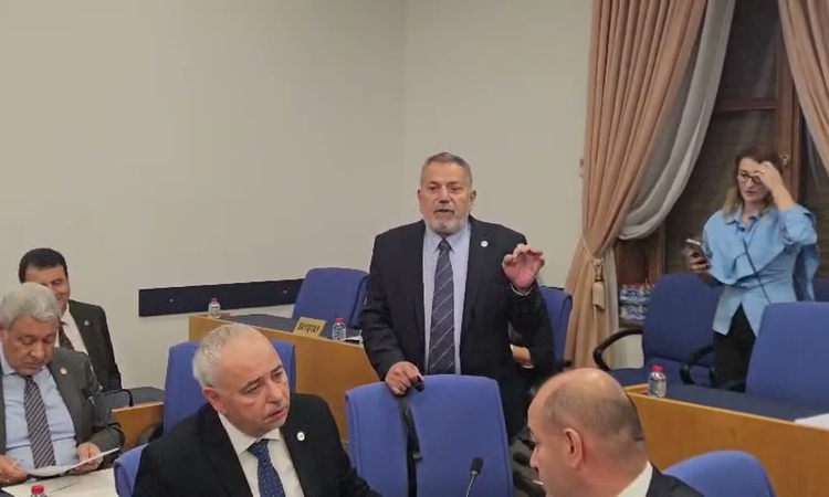 Kritik Açıklama: YENİ Partili vekiller TBMM'de Halk TV'ye kayyum atamasını kurdeleyle protesto etti - Son Daki