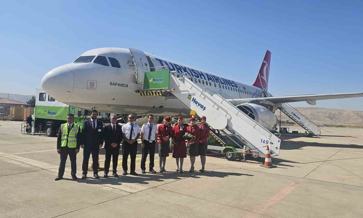 Kritik Açıklama: Yenilenen Siirt Havalimanı’na ilk yolcu uçağı indi - Son Dakika Bilgileri