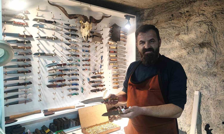 Kritik Açıklama: Yozgat'ta elektrik teknisyeni Abdullah Özkan hurda metalleri bıçaklara dönüştürüyor ve Merak