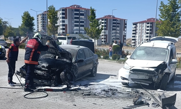 Kritik Açıklama: Yozgat'ta otomobille hafif ticari aracın çarpıştığı kazada 1 kişi yaralandı - Son Dakika Bilg