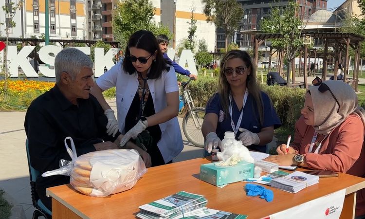 Kritik Açıklama: Yüksekova’da parkta sağlık molası: Vatandaşlar tansiyon ve şeker ölçümü için akın etti ve Mer