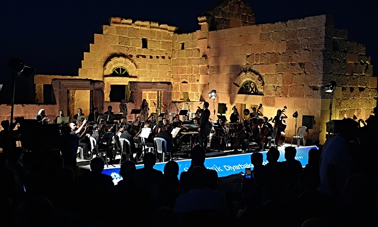 Kritik Açıklama: Zerzevan'da Senfonik Diyarbakır Türküleri konserinin geliri öğrencilere burs olacak