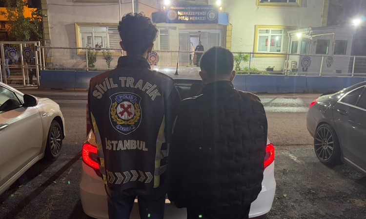 Kritik Açıklama: Zeytinburnu D-100'de makas atan sürücüye ve araç sahibine 336 bin lira ceza kesildi ve Merak