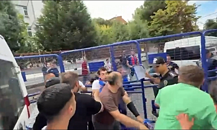 Kritik Açıklama: Zonguldak Kömürspor - Karabük İdman Yurdu maçında taraftarlar arasında arbede | İşte Tüm Ayrı