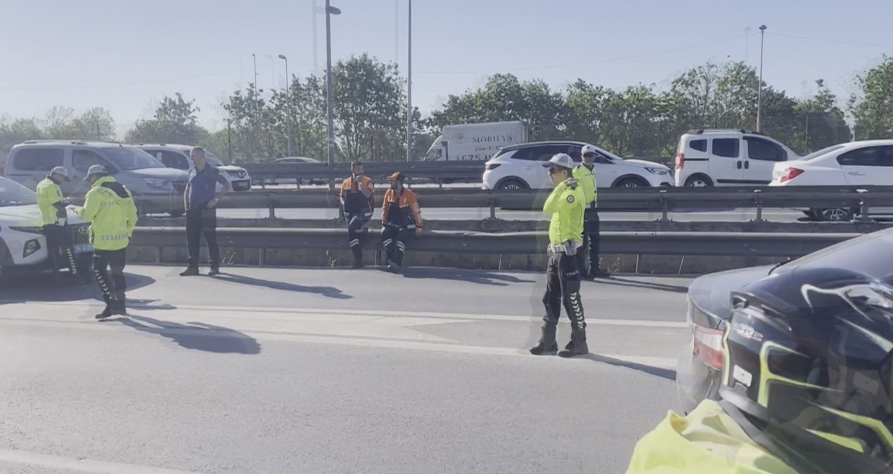 Kritik Açıklama: Küçükçekmece D-100’de feci kaza: Otomobil bariyerlere çarparak takla attı - Haberleri - Son D
