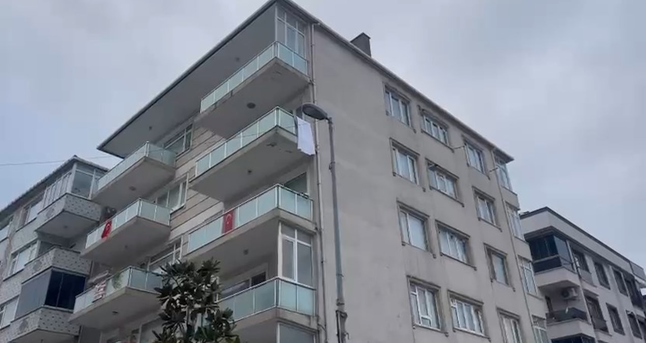 Gündemden Son Bilgiler: Küçükçekmece'de istinat duvarı yıkıldı; 5 katlı bina tahliye edildi - Haberleri - Son