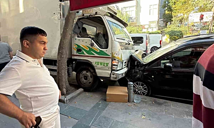 Küçükçekmece’de sürücüsüz kamyonet yokuş aşağı kayıp araçlara çarptı: O anlar kamerada | İşte Tüm Ayrıntılar