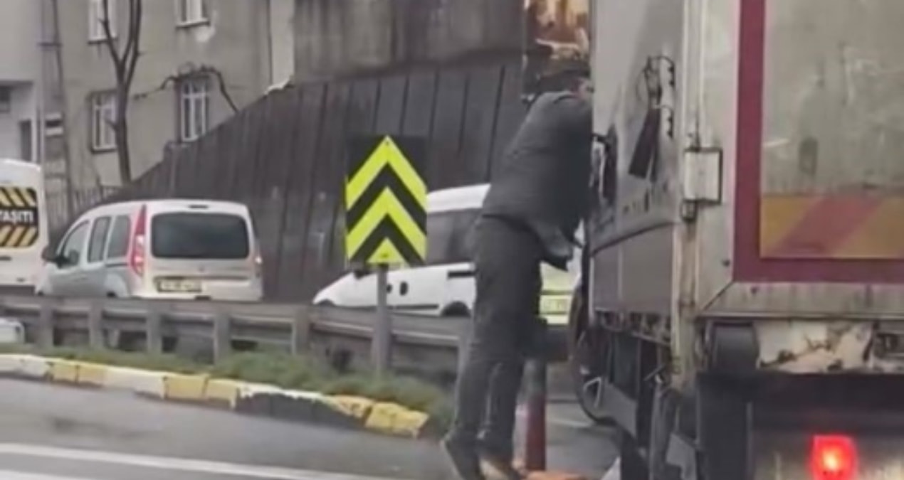 Gündemden Son Bilgiler: Küçükçekmece’de trafikte "kaynak" kavgası: Kamyonetin camını yumrukladı! - Haberleri -