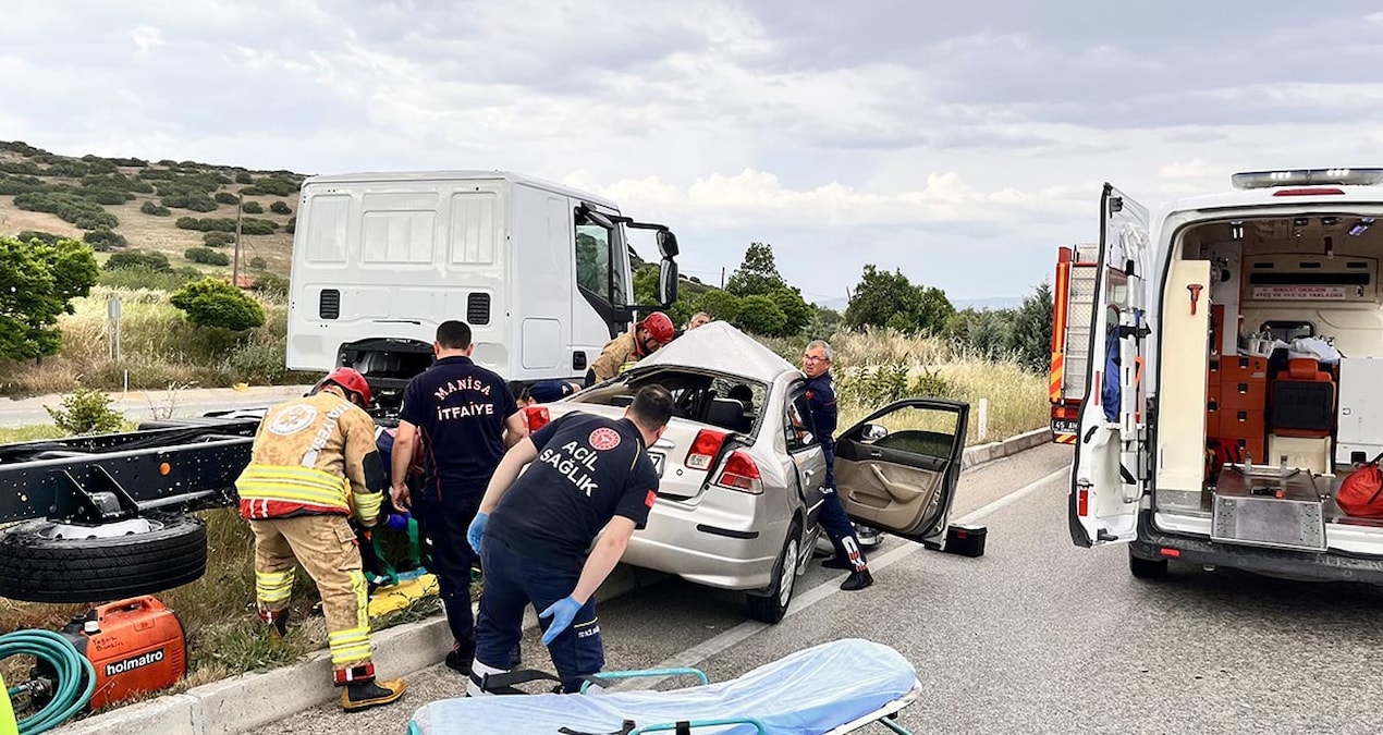 Kritik Açıklama: Kula’da TIR ile otomobil çarpıştı: 20 yaşındaki sürücü ağır yaralandı - Son Dakika