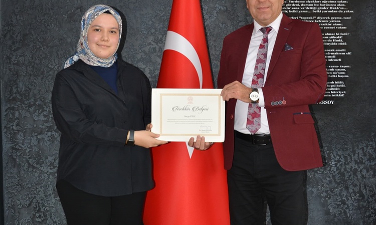 Kumlucalı öğrencinin denemesi, "Vefa Kaleminden 15 Temmuz Şehitlerine" kitabında yer aldı ve Merak Edilenler
