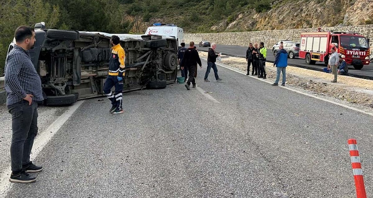 Son Gelişme: Kuşadası'nda otomobil ile minibüs çarpıştı: 12 yaralı - Haberleri: Gelişmeler Takip Ediliyor