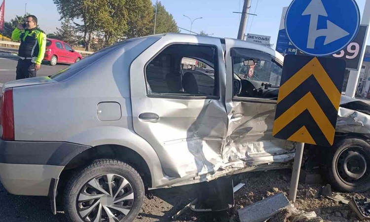 Kütahya'da Fuar Kavşağı'nda iki otomobilin çarpıştığı kazada 6 kişi yaralandı: Gelişmeler Takip Ediliyor