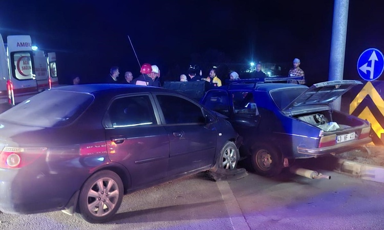 Kütahya Gediz'de iki otomobil kavşakta çarpıştı, 3 kişi yaralandı - Son Dakika Bilgileri