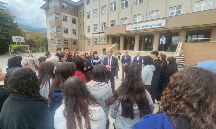 Kütahya İl Milli Eğitim Müdürü Yılmaz, lisede akımlara kapılmayın uyarısı yaptı: Gelişmeler Takip Ediliyor