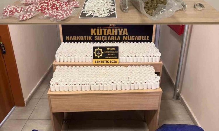 Gündemden Son Bilgiler: Kütahya'da iki baskında yüz binlerce hap ele geçirildi: 6 tutuklama - Son Dakika ve Me